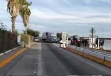 Bloqueo en la caseta El Pisal por parte de transportistas en Navolato