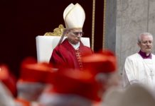 León XIV revive la tradición del viacrucis en el Coliseo