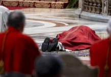 León XIV preside el rito de la Pasión en el Vaticano