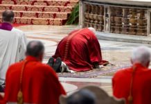 El Papa León XIV Conmemora la Pasión de Cristo en San Pedro