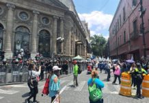 Protesta de la Asamblea de Barrios lleva a la suspensión de sesión en el Congreso CDMX