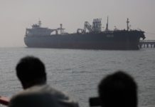 Buques de guerra de EE. UU. navegan por el estrecho de Ormuz tras ataque iraní