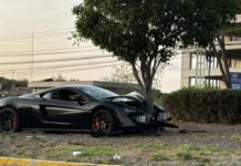Abandonan un McLaren tras chocar en Juriquilla, Querétaro