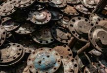 Aseguran 50 toneladas de autopartes robadas en la capital