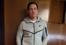 Marco Rubio sorprende al posar con ropa de Maduro en vuelo oficial a China