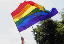Colectivos LGBTQ+ exigen acceso libre al Zócalo durante la Marcha del Orgullo