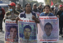 Familias de Ayotzinapa exigen reactivar la investigación sobre los 43 desaparecidos