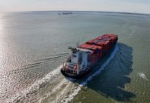 Trump anuncia salida de barcos petroleros del estrecho de Ormuz