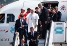Retraso en el vuelo papal debido a fallas técnicas