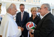 Papa León XIV recibe balón del Mundial 2026 y aboga por la colaboración entre países