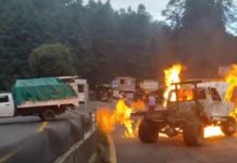 Comunidades de Ocoyoacac prenden fuego a camionetas para exigir freno a tala clandestina