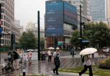 China enfrenta desafíos: crecimiento industrial vs. caída en el consumo