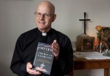 Destitución de exorcista católico por polémicas declaraciones sobre ovnis