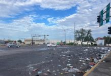 Operativo de limpieza en la Glorieta Cuauhtémoc tras la concentración de aficionados