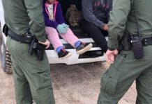 Arizona suspende apertura de centro de detención de migrantes en Surprise