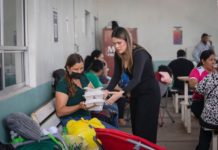 Ana Míriam Ramos brinda apoyo a familias en el Hospital de la Mujer