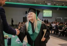Silvia, a los 63 años, culmina su bachillerato y motiva a otros a estudiar