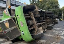 Volcadura de tráiler genera congestión en Eje 6 Sur