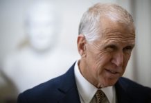 Tillis condiciona apoyo a fiscal de Trump a reunión con víctimas de Epstein