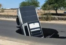Camioneta se hunde en socavón en Hermosillo