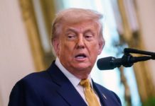 Despiden a operador de teleprompter de Trump por ganancias en apuestas ilegales