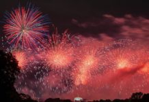 Fuegos artificiales impactan aeronave durante aterrizaje en Chicago